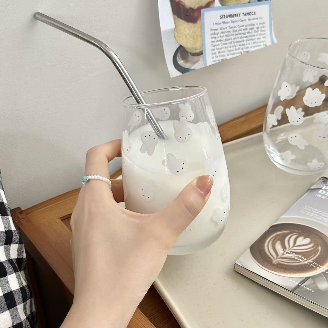 Uroczy szklany kubek z nadruki – Coffee Tea Essentials recenzja i cena