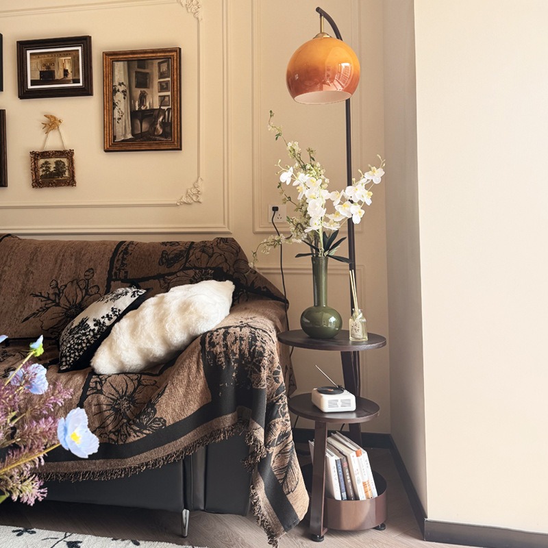 Lampa podłogowa, antyczny stol – Coffee & Tea Ken'S House recenzja i cena