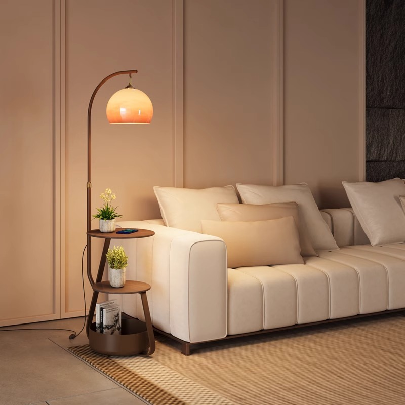Lampa podłogowa, antyczny stol – Coffee & Tea Ken'S House recenzja i cena